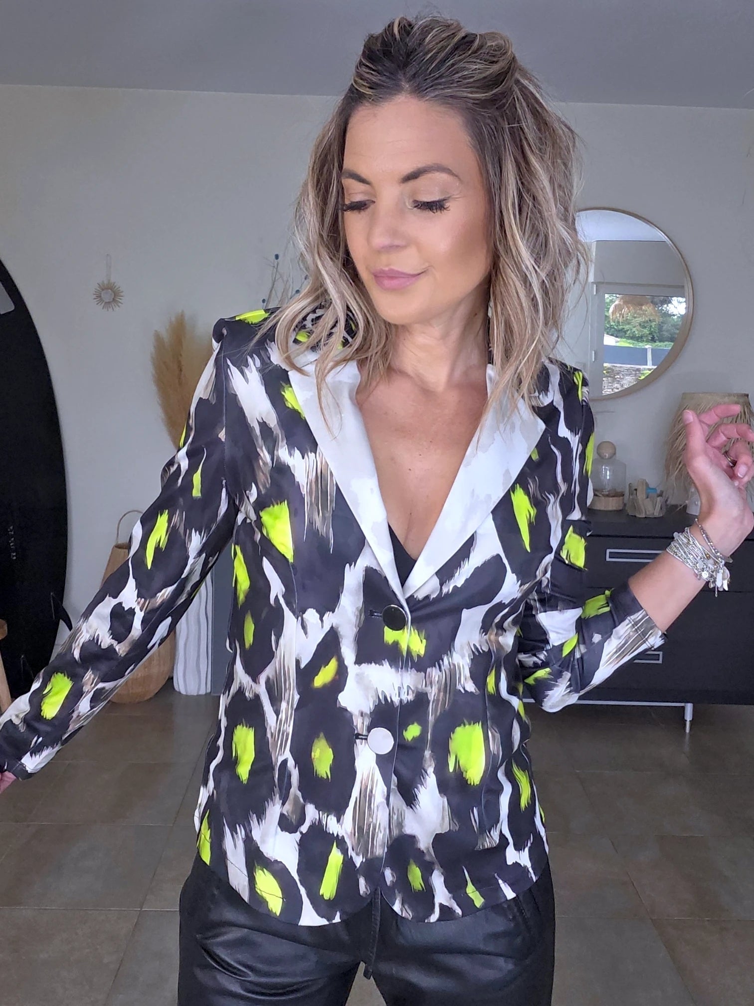 Veste cintrée noire à imprimé léopard jaune fluo - 𝐌𝐚𝐫𝐢𝐧𝐚𝟒𝟒𝐟𝐚𝐦𝐢𝐥𝐲