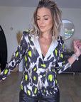 Veste cintrée noire à imprimé léopard jaune fluo - 𝐌𝐚𝐫𝐢𝐧𝐚𝟒𝟒𝐟𝐚𝐦𝐢𝐥𝐲