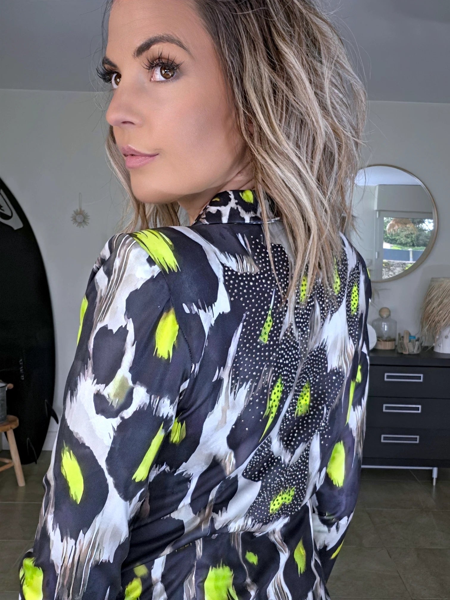 Veste cintrée noire à imprimé léopard jaune fluo - 𝐌𝐚𝐫𝐢𝐧𝐚𝟒𝟒𝐟𝐚𝐦𝐢𝐥𝐲
