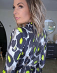 Veste cintrée noire à imprimé léopard jaune fluo - 𝐌𝐚𝐫𝐢𝐧𝐚𝟒𝟒𝐟𝐚𝐦𝐢𝐥𝐲