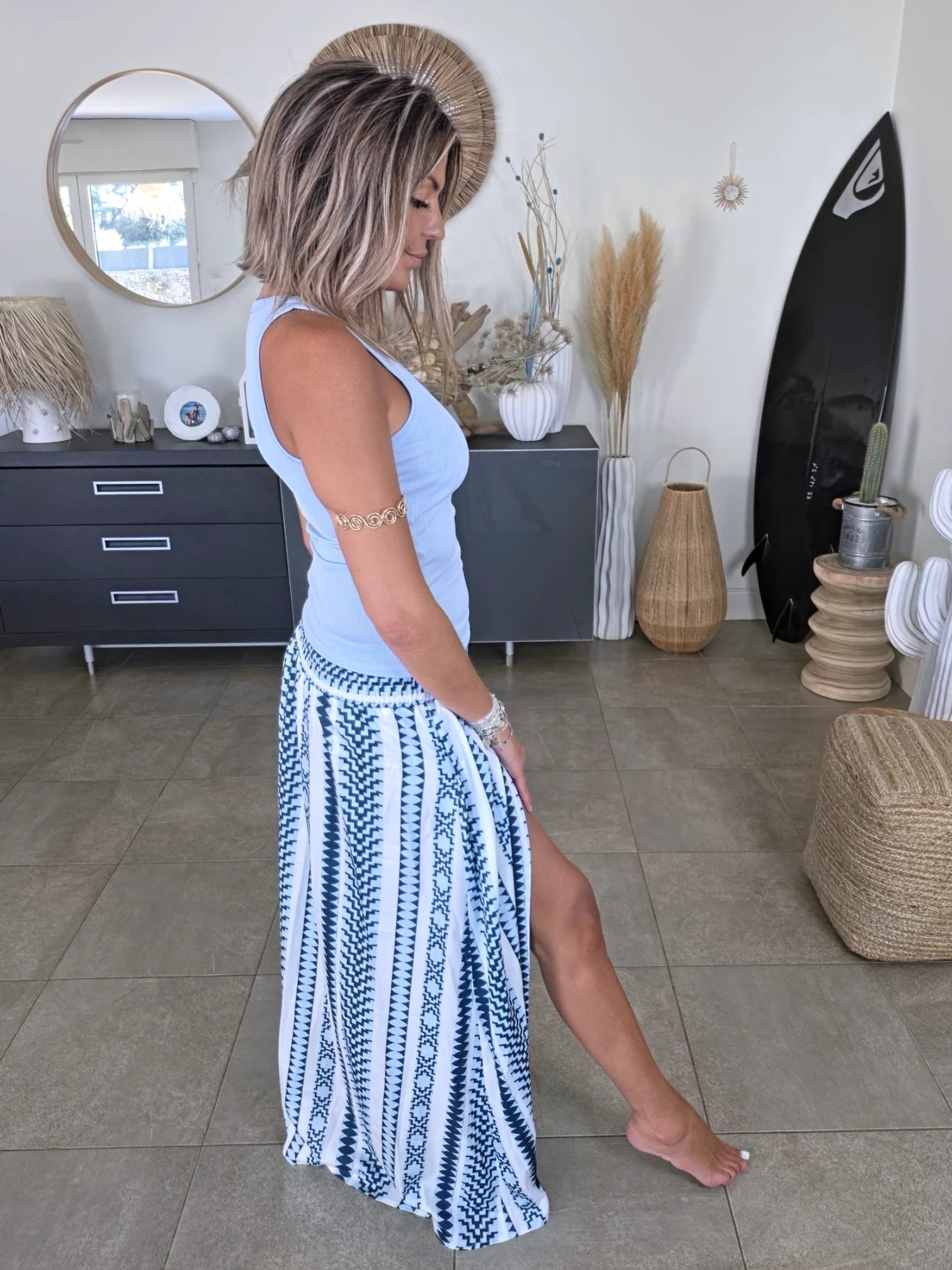 Jupe blanche à imprimé éthnique bleu.
