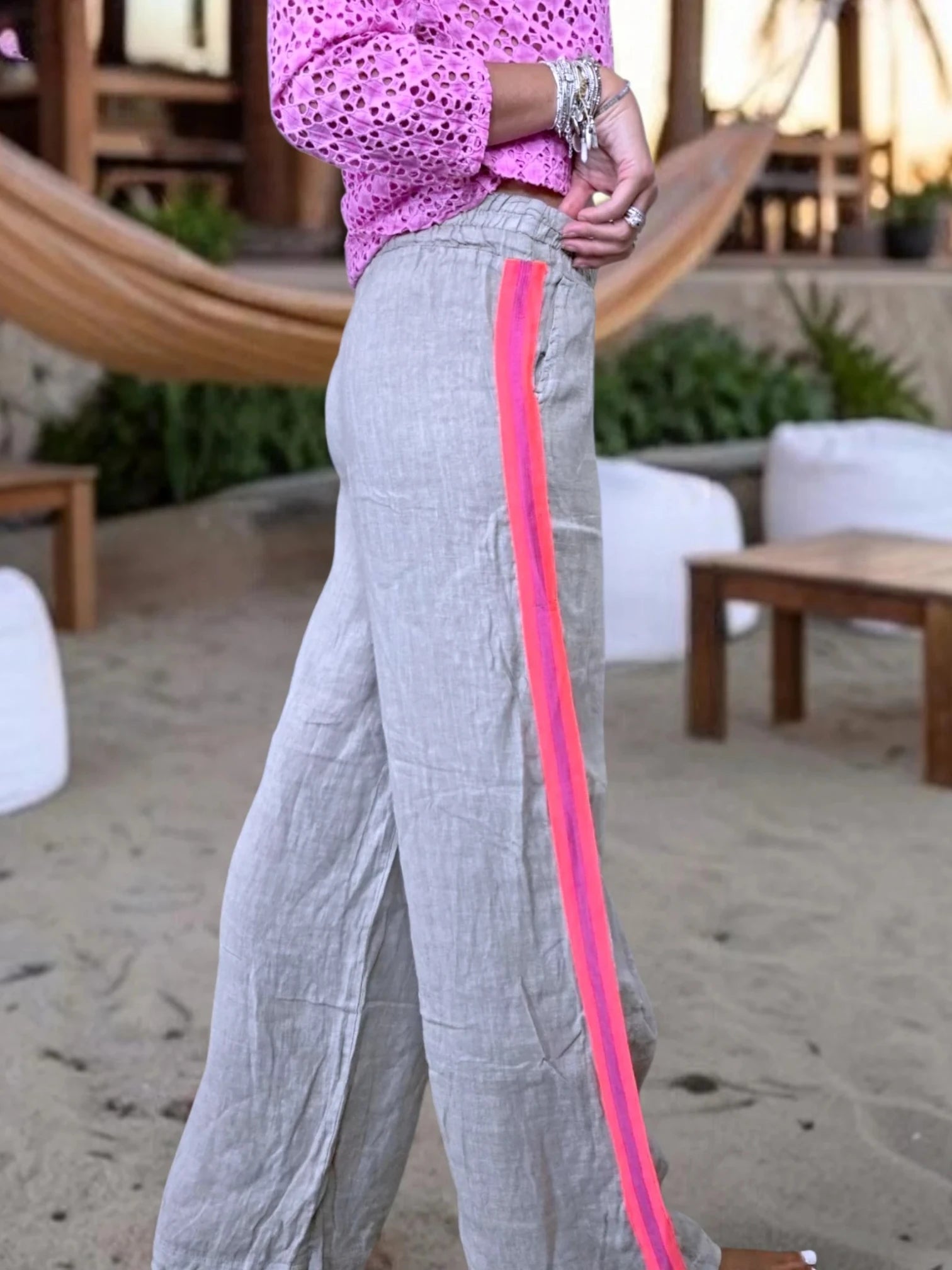 Pantalon taupe à bandes fluo