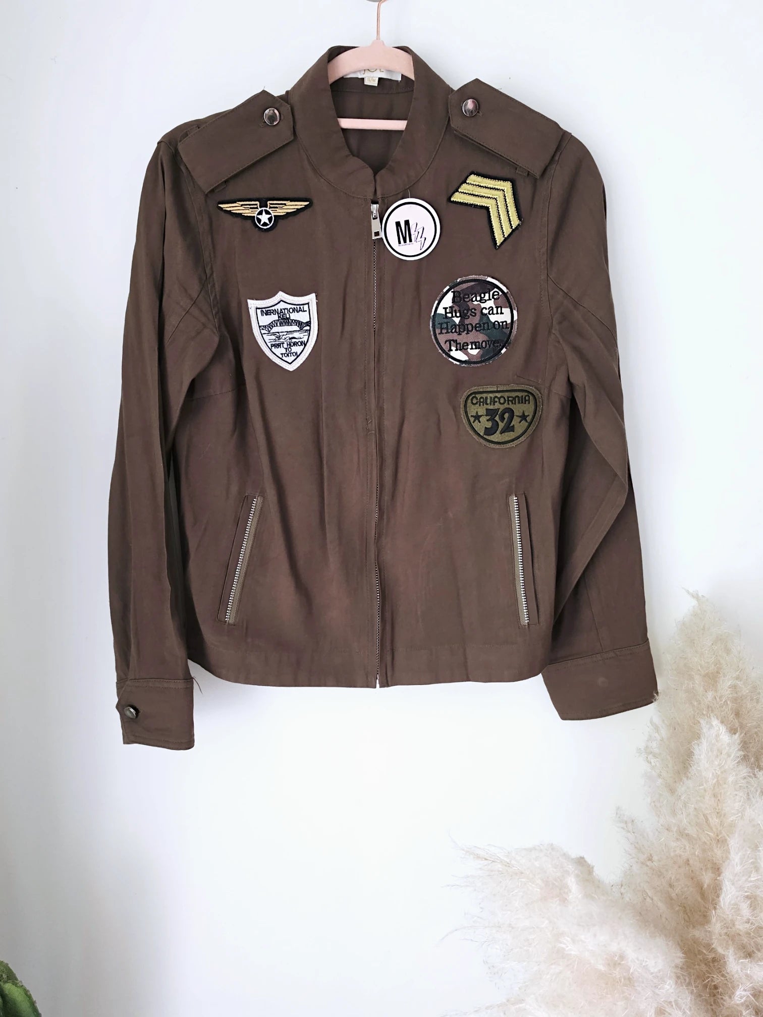 Blouson kaki à esprit militaire