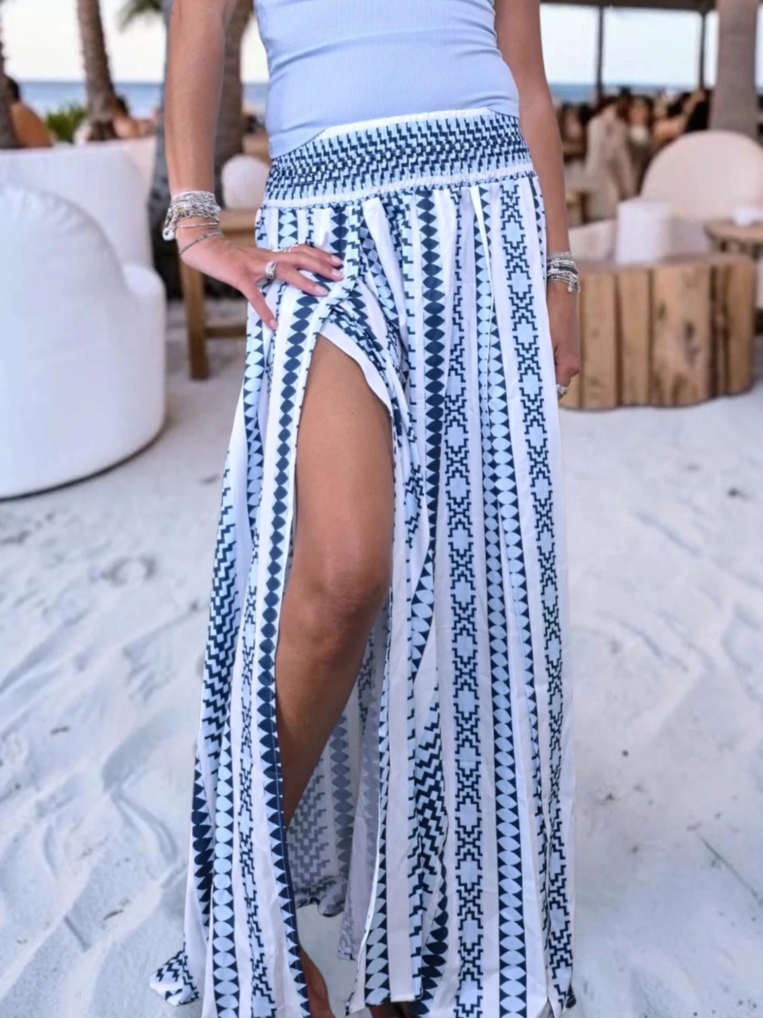 Jupe blanche à imprimé éthnique bleu.