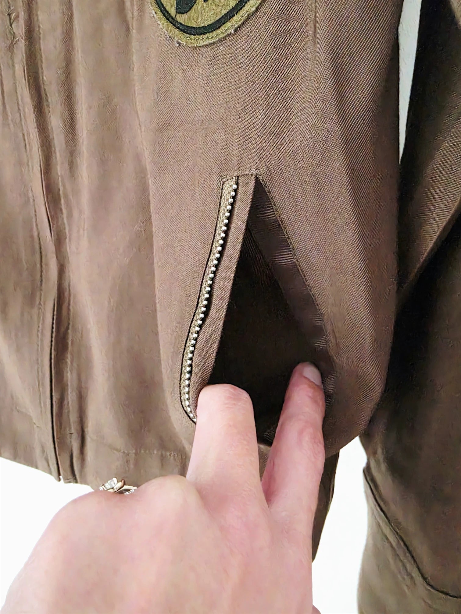 Blouson kaki à esprit militaire