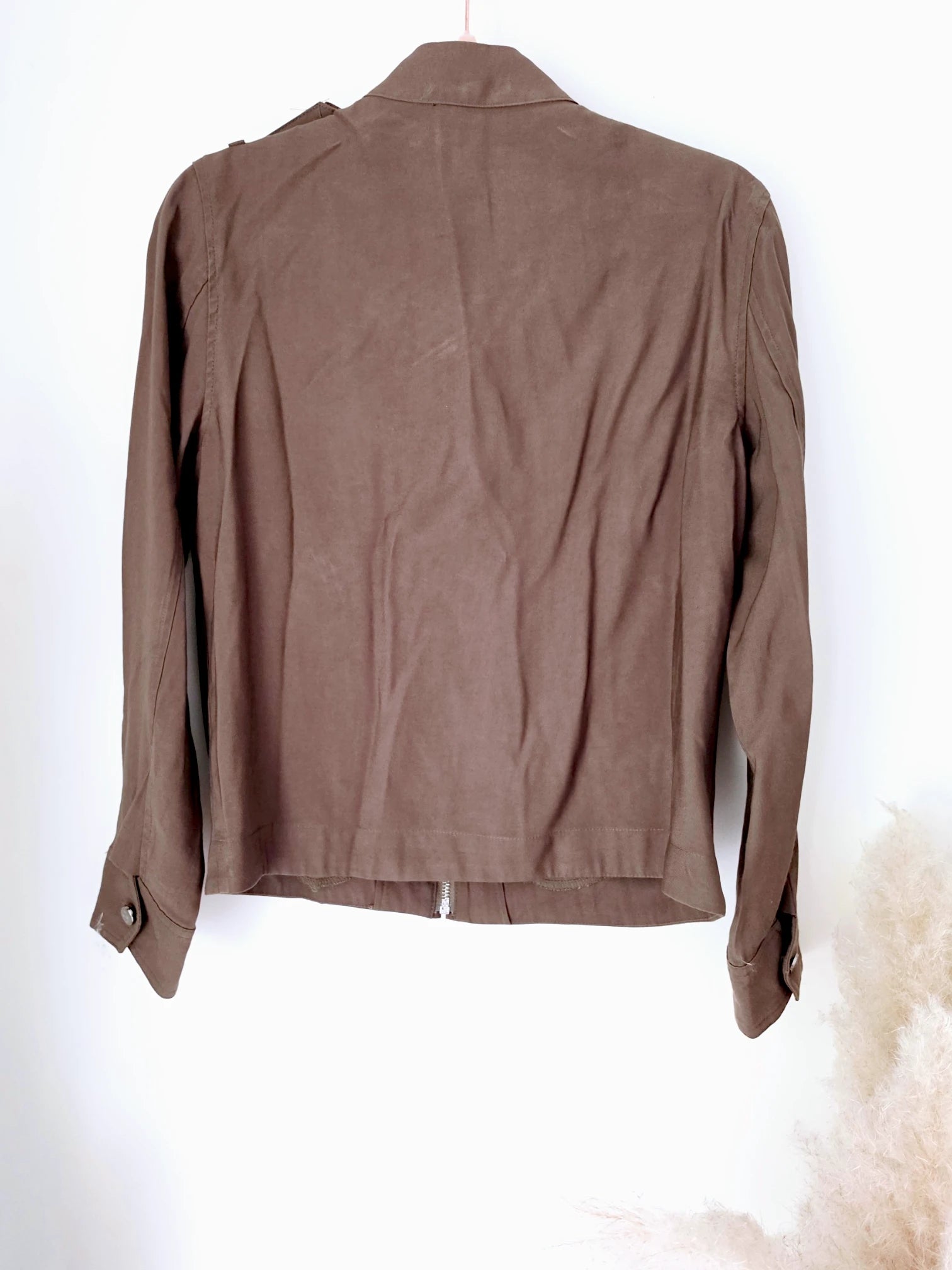 Blouson kaki à esprit militaire
