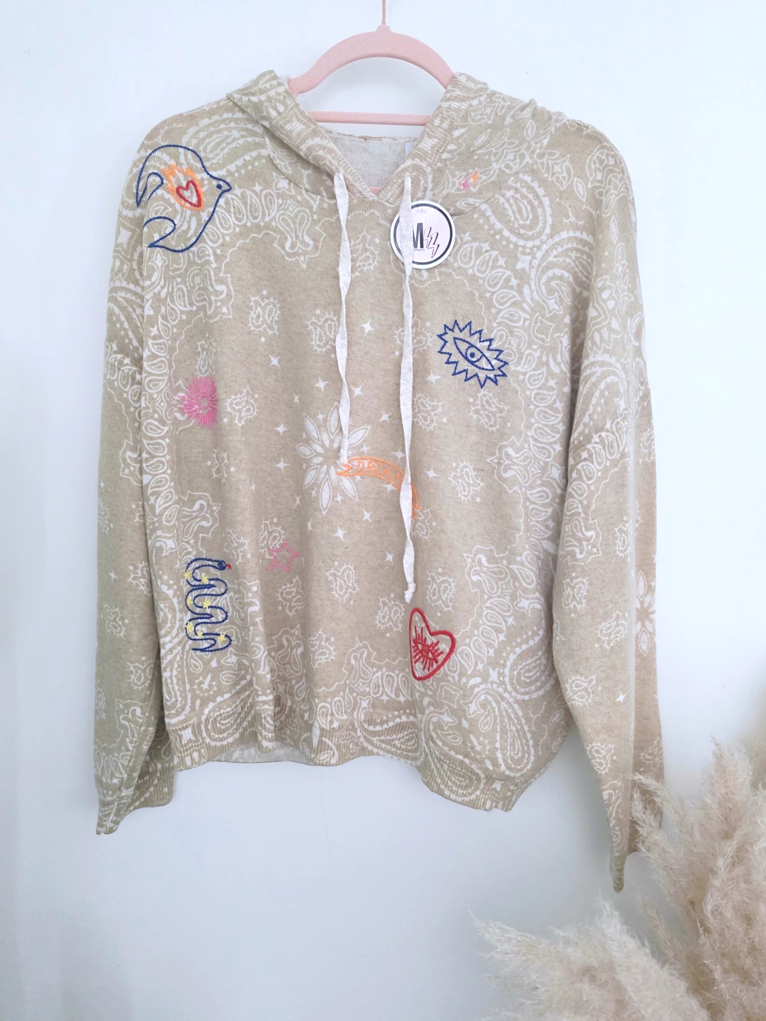 Pull beige imprimé bandana avec broderies