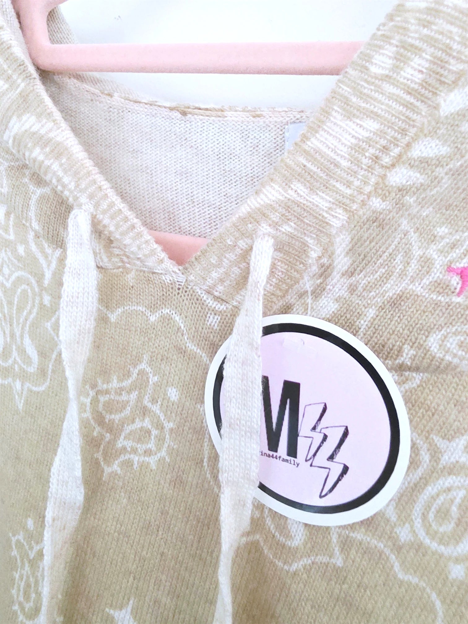 Pull beige imprimé bandana avec broderies