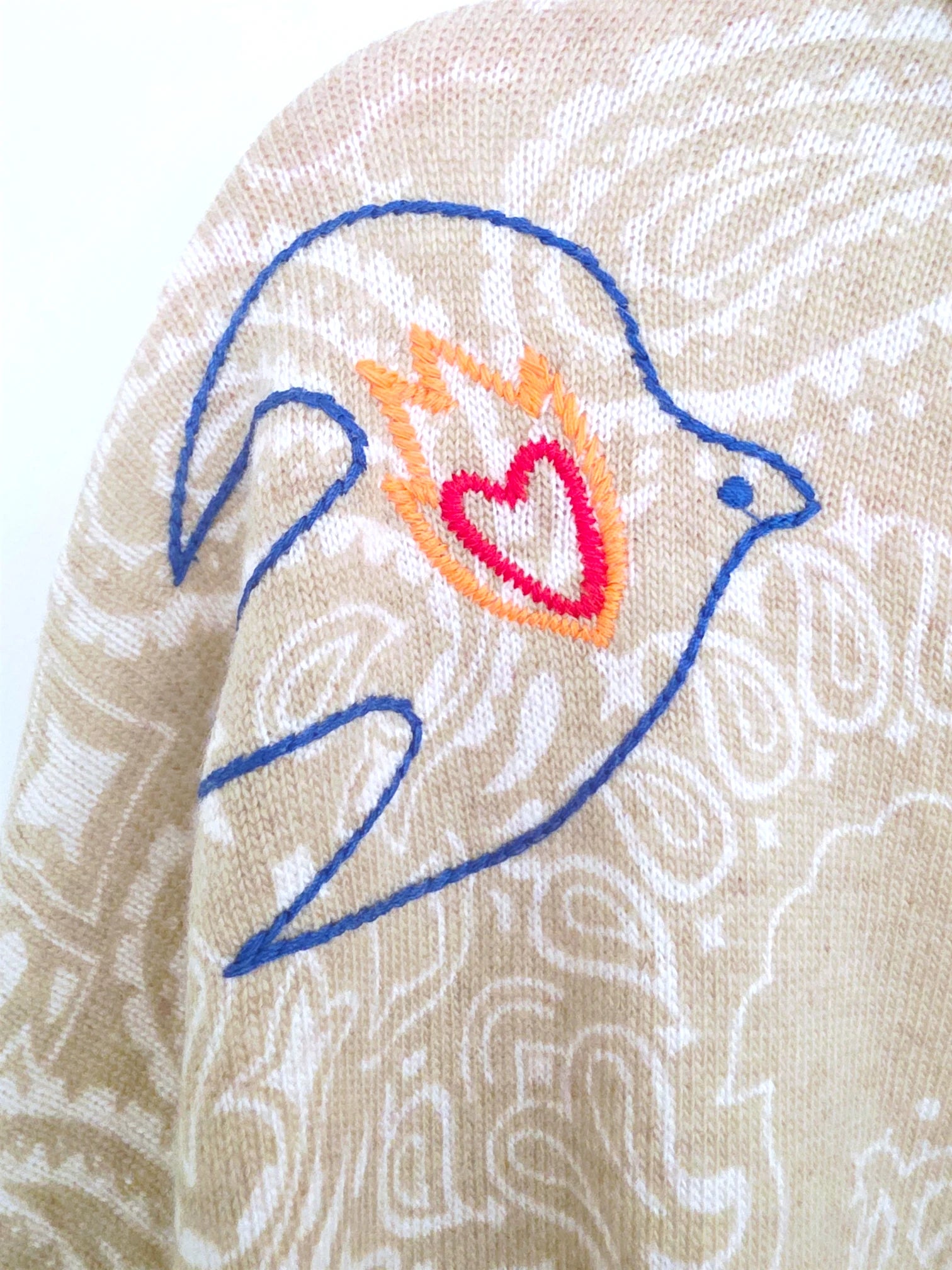 Pull beige imprimé bandana avec broderies