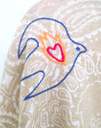 Pull beige imprimé bandana avec broderies