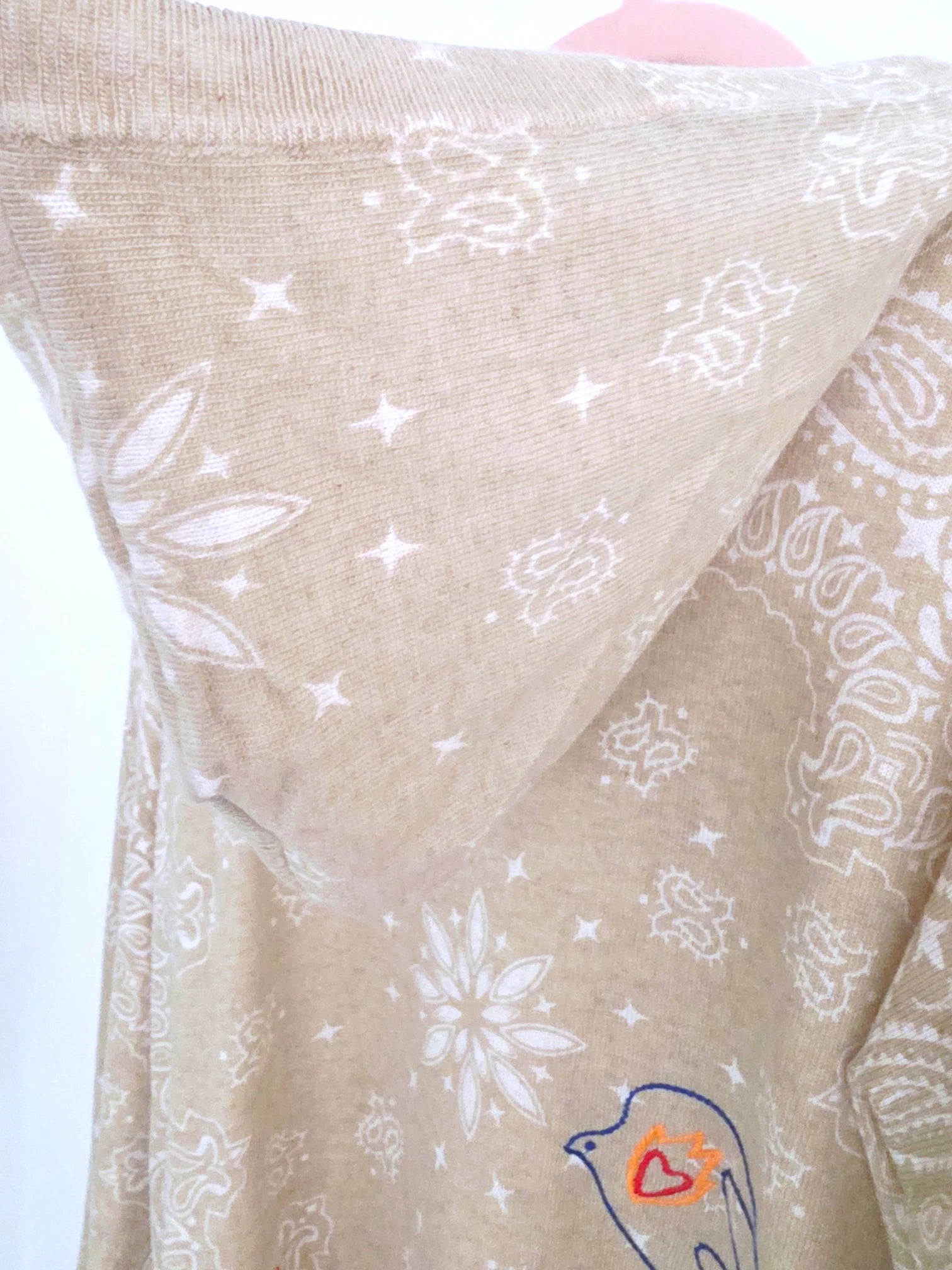 Pull beige imprimé bandana avec broderies