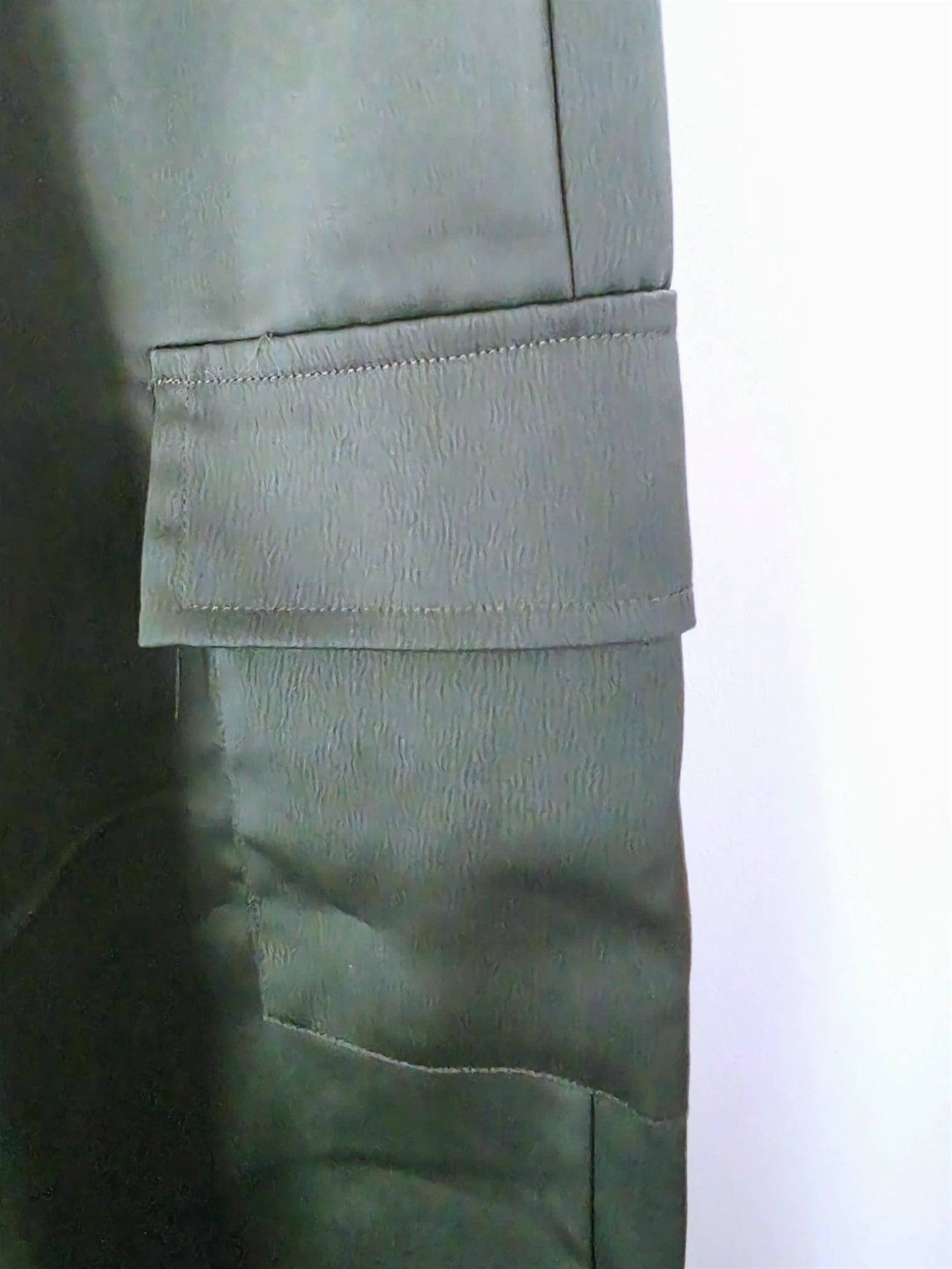 Pantalon cargo satiné kaki