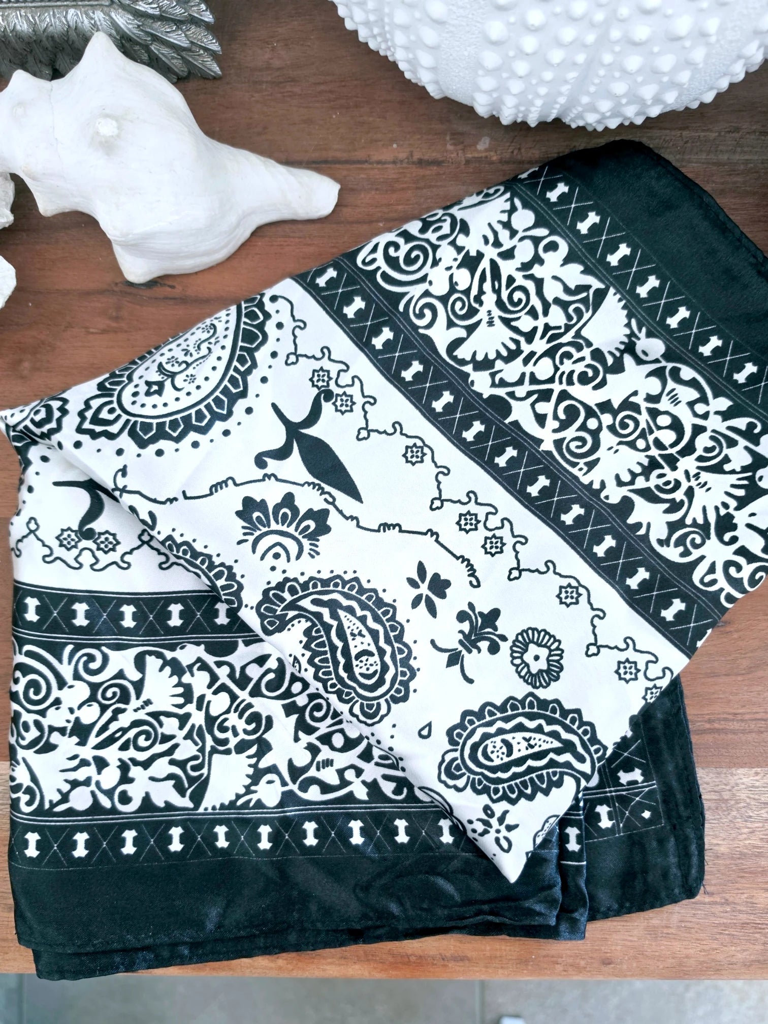 Foulard noir à imprimé bandana