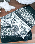 Foulard noir à imprimé bandana
