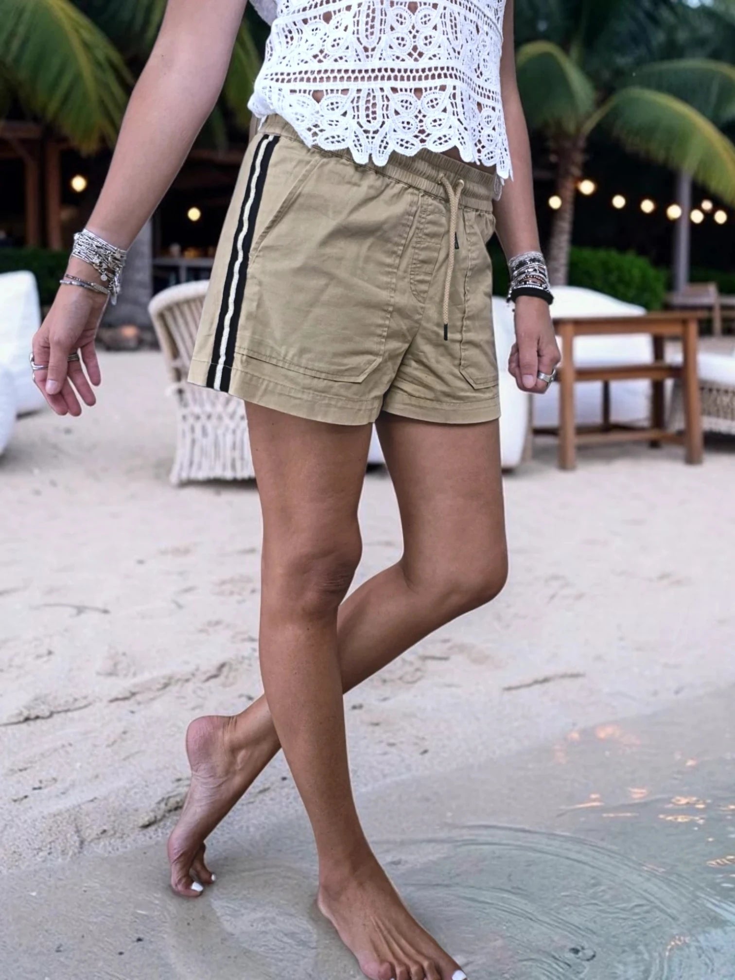 Short beige à bandes latérales