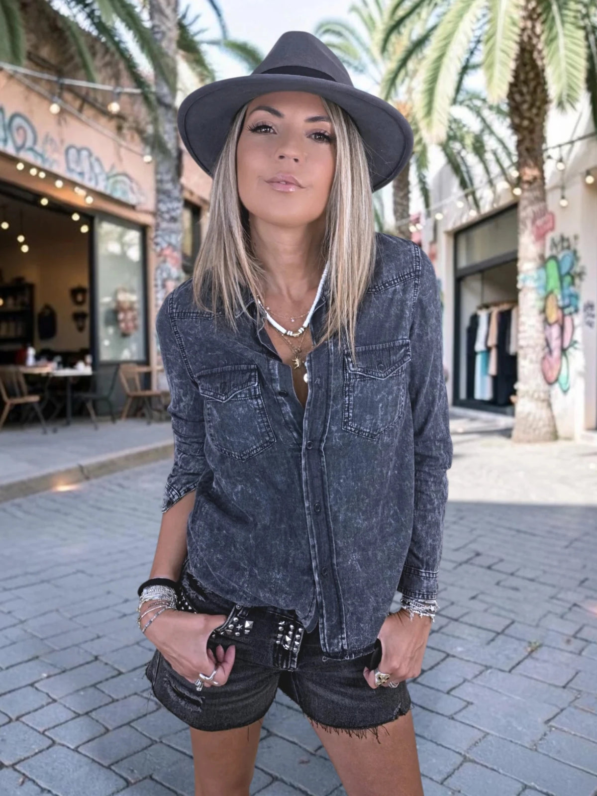 Short gris délavé muni de clous - 𝐌𝐚𝐫𝐢𝐧𝐚𝟒𝟒𝐟𝐚𝐦𝐢𝐥𝐲