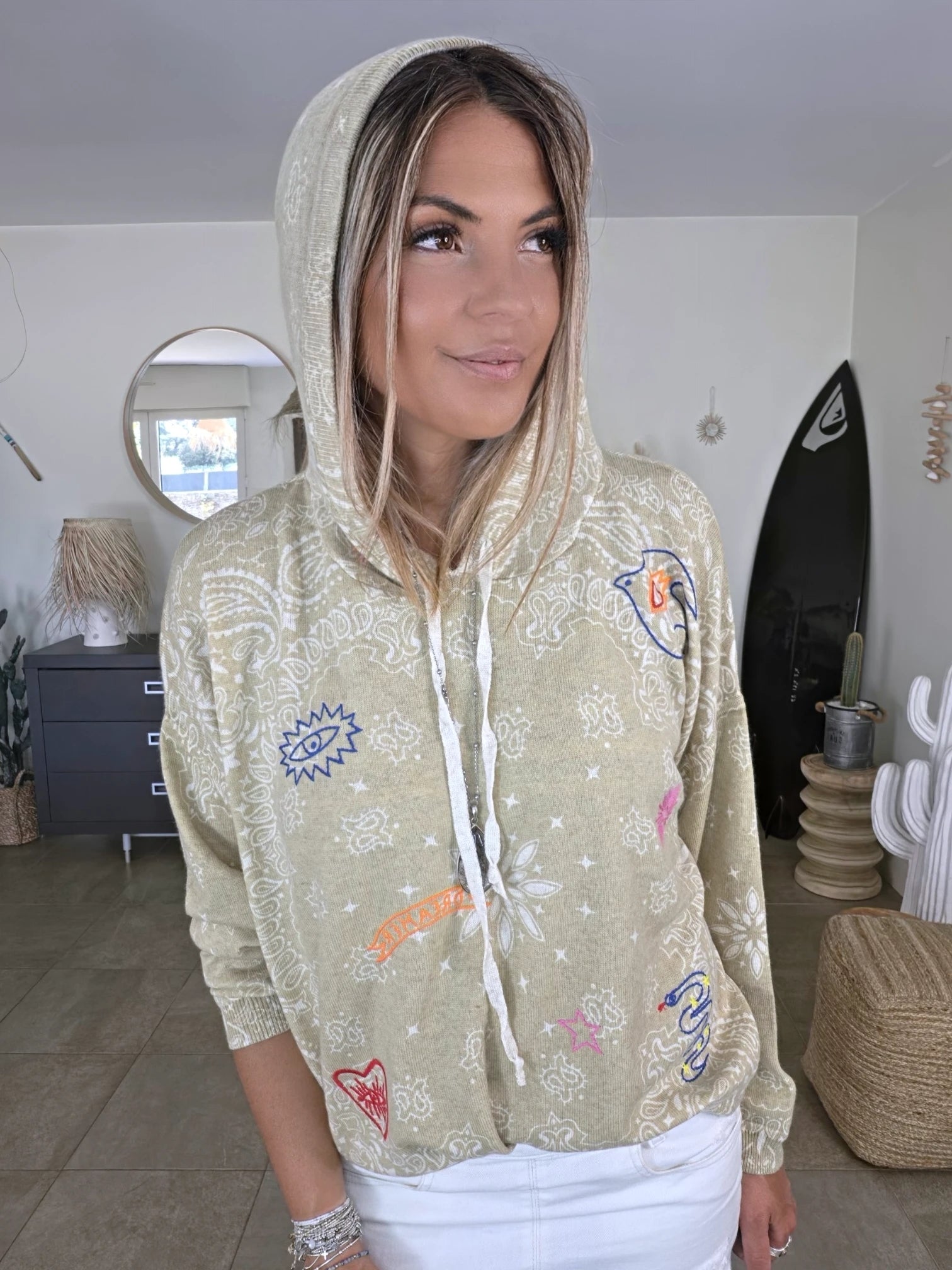 Pull beige imprimé bandana avec broderies