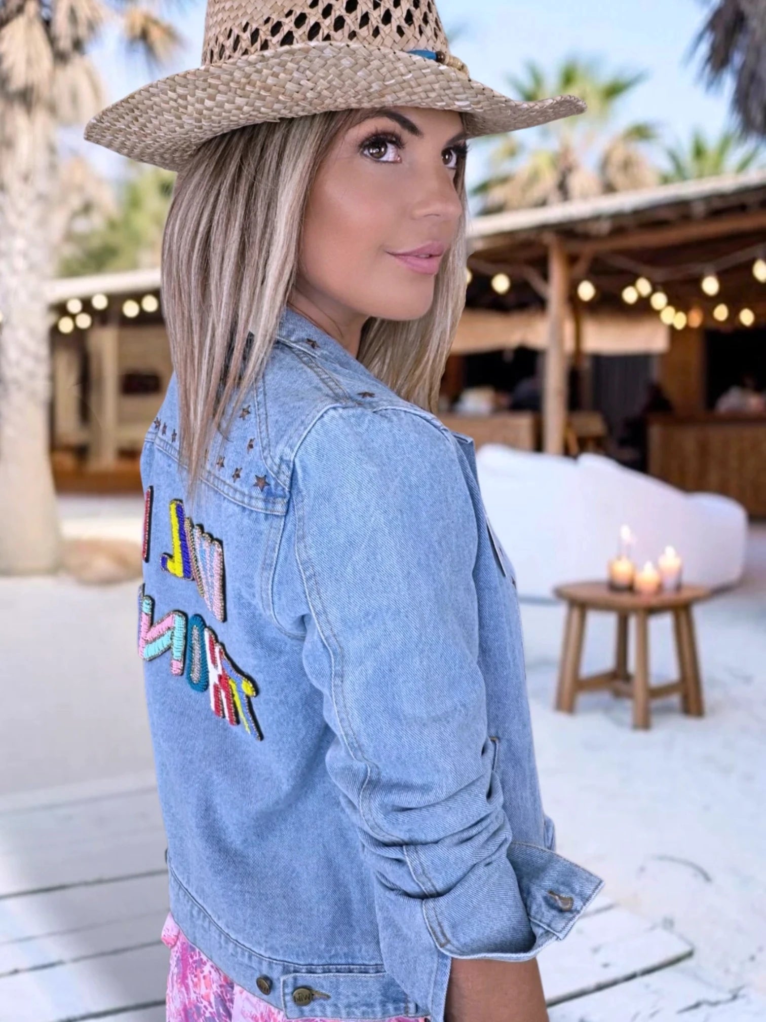 Veste en jean à inscriptions en perles