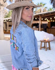 Veste en jean à inscriptions en perles