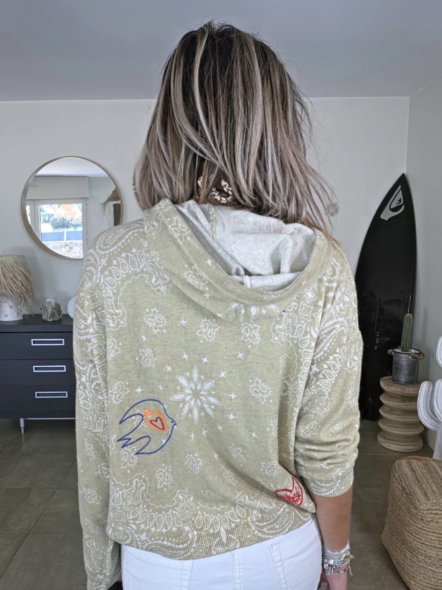 Pull beige imprimé bandana avec broderies