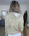 Pull beige imprimé bandana avec broderies