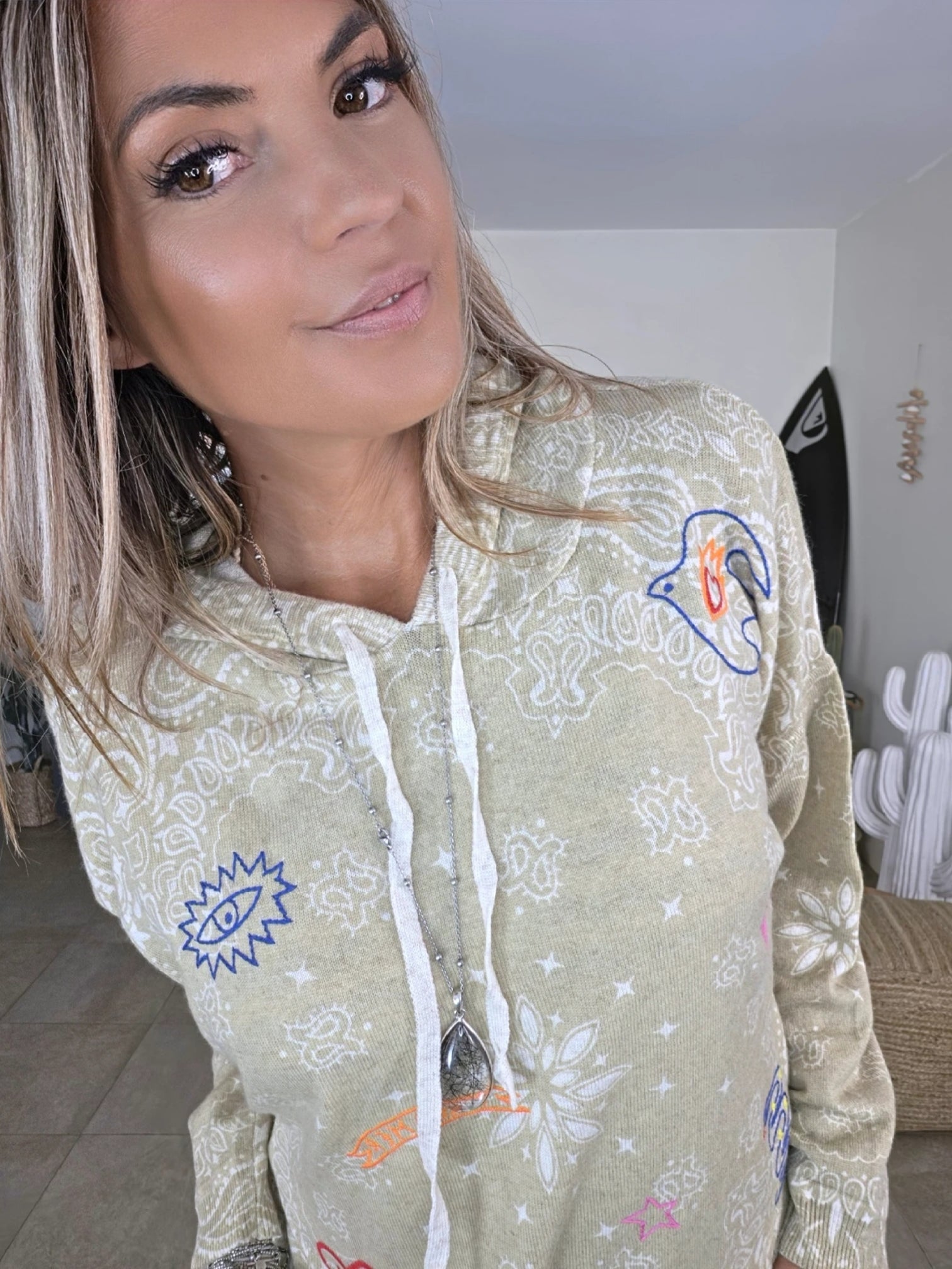 Pull beige imprimé bandana avec broderies