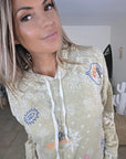 Pull beige imprimé bandana avec broderies