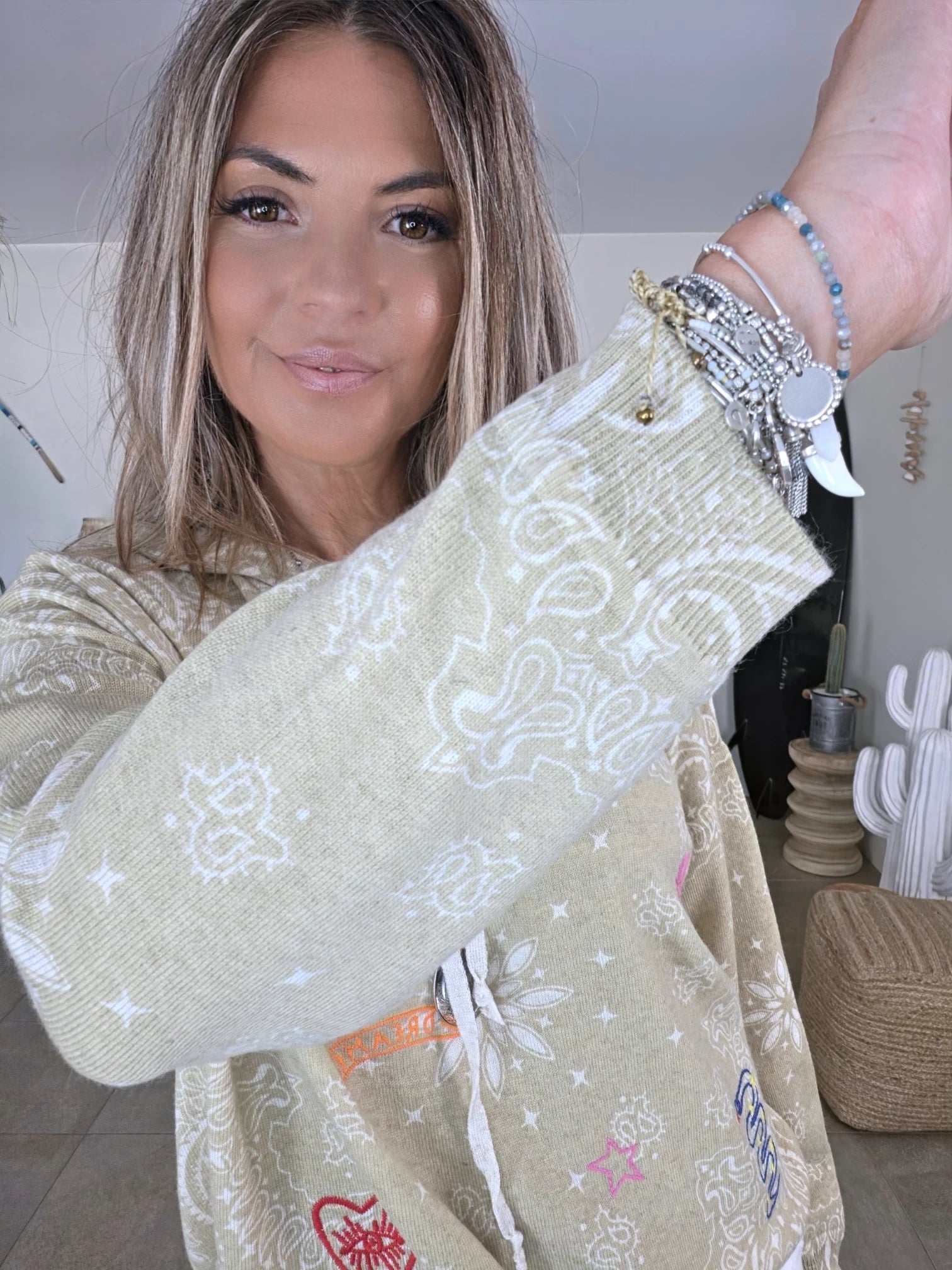 Pull beige imprimé bandana avec broderies