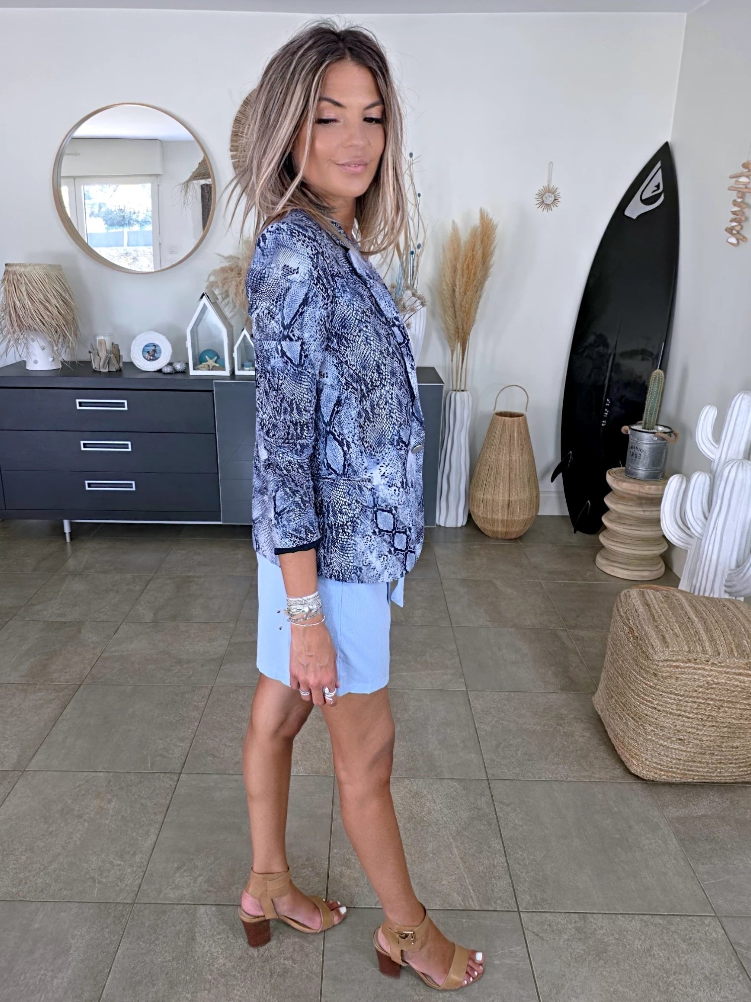 Veste cintrée bleue à imprimé python
