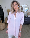 Chemise rayée rose à inscription au dos
