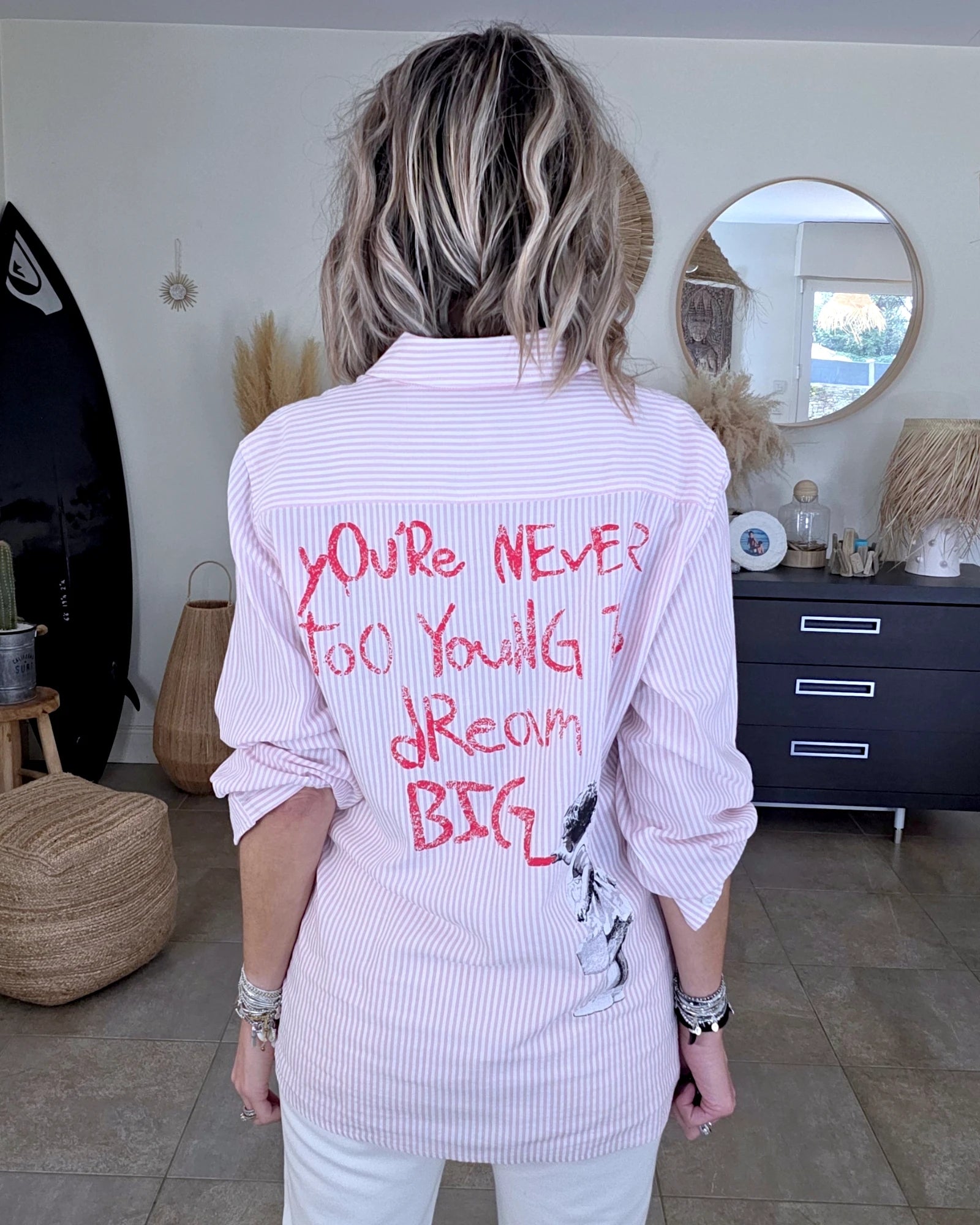 Chemise rayée rose à inscription au dos