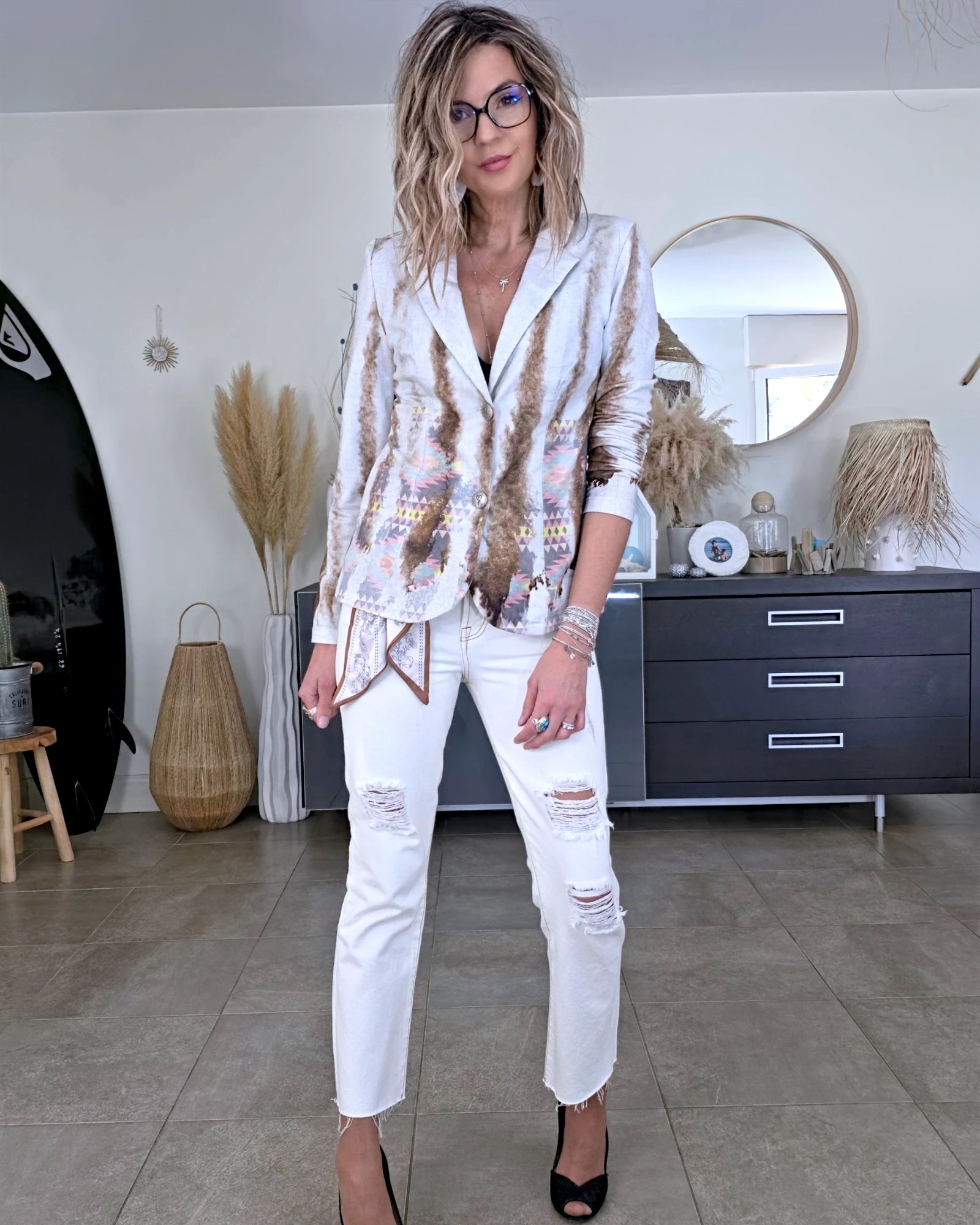 Veste cintrée tie and dye munie de strass au dos.