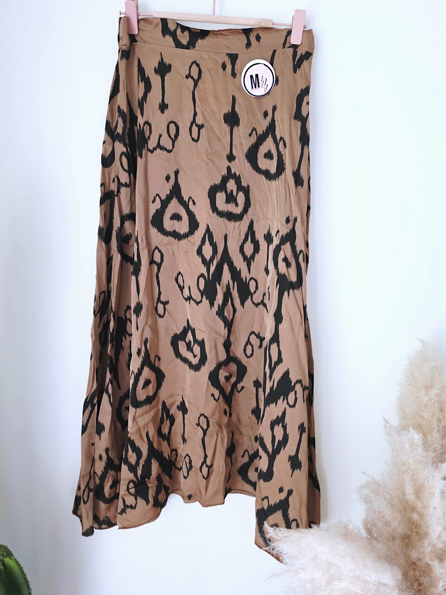 Jupe beige à imprimé noir