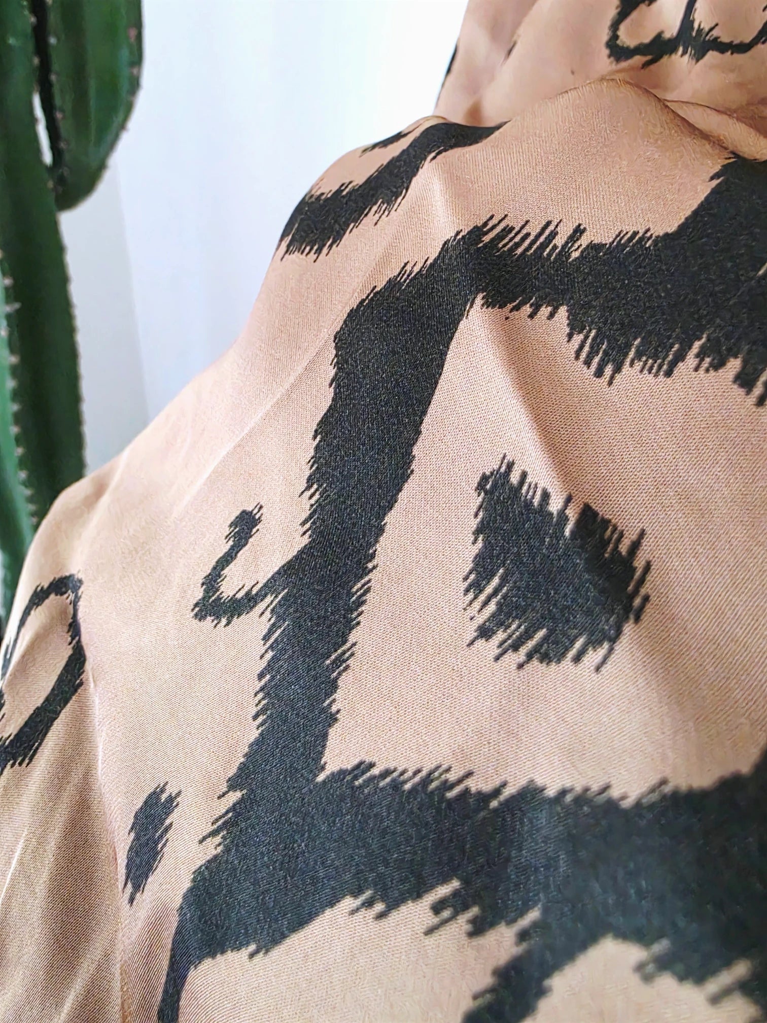 Jupe beige à imprimé noir
