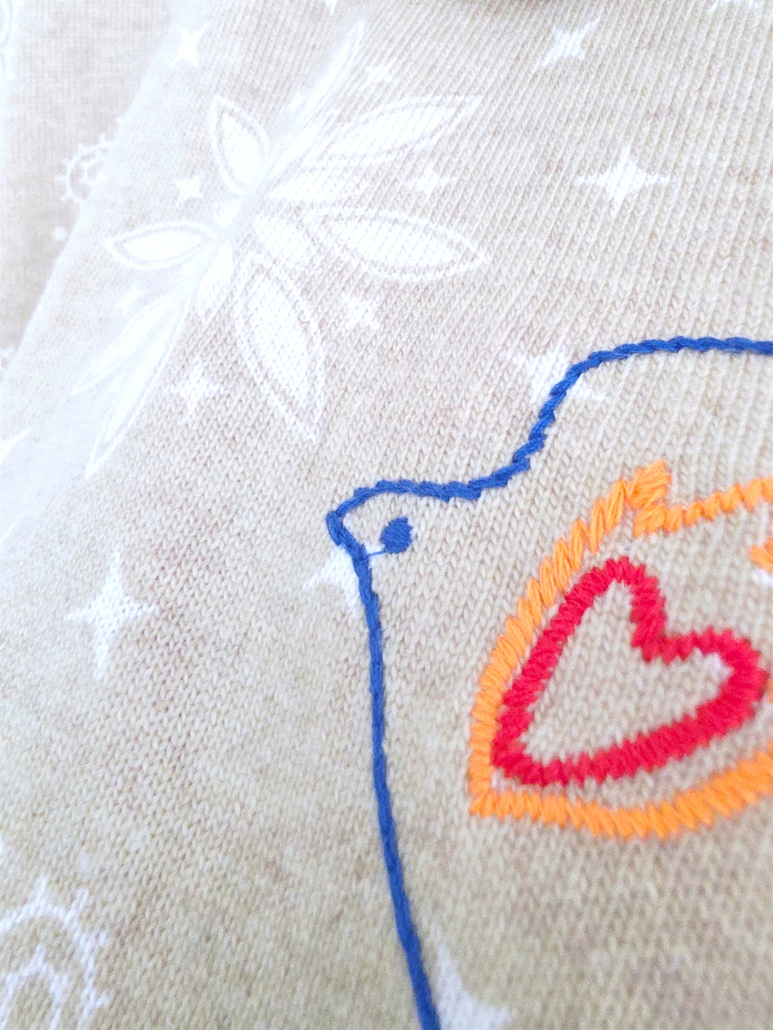 Pull beige imprimé bandana avec broderies