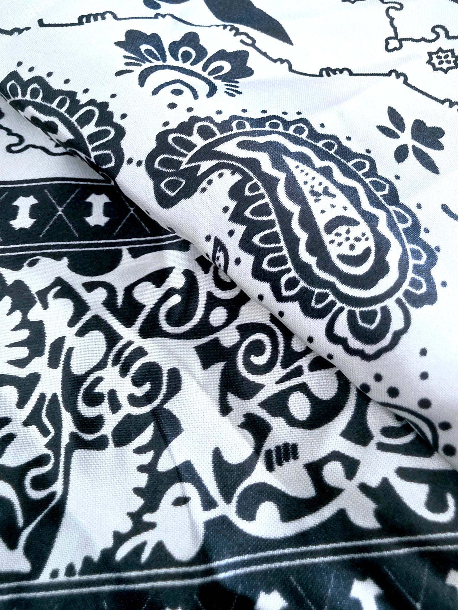 Foulard noir à imprimé bandana