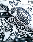 Foulard noir à imprimé bandana