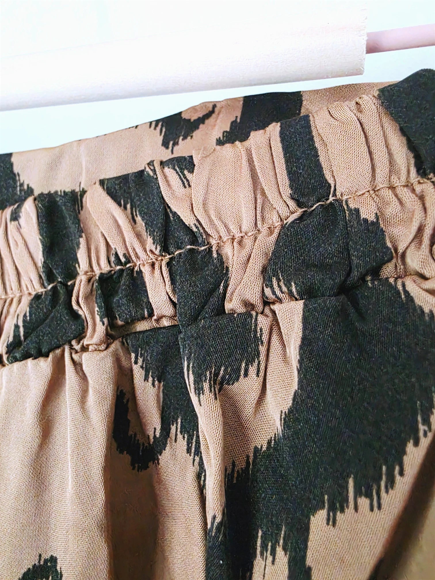 Jupe beige à imprimé noir