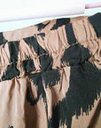 Jupe beige à imprimé noir