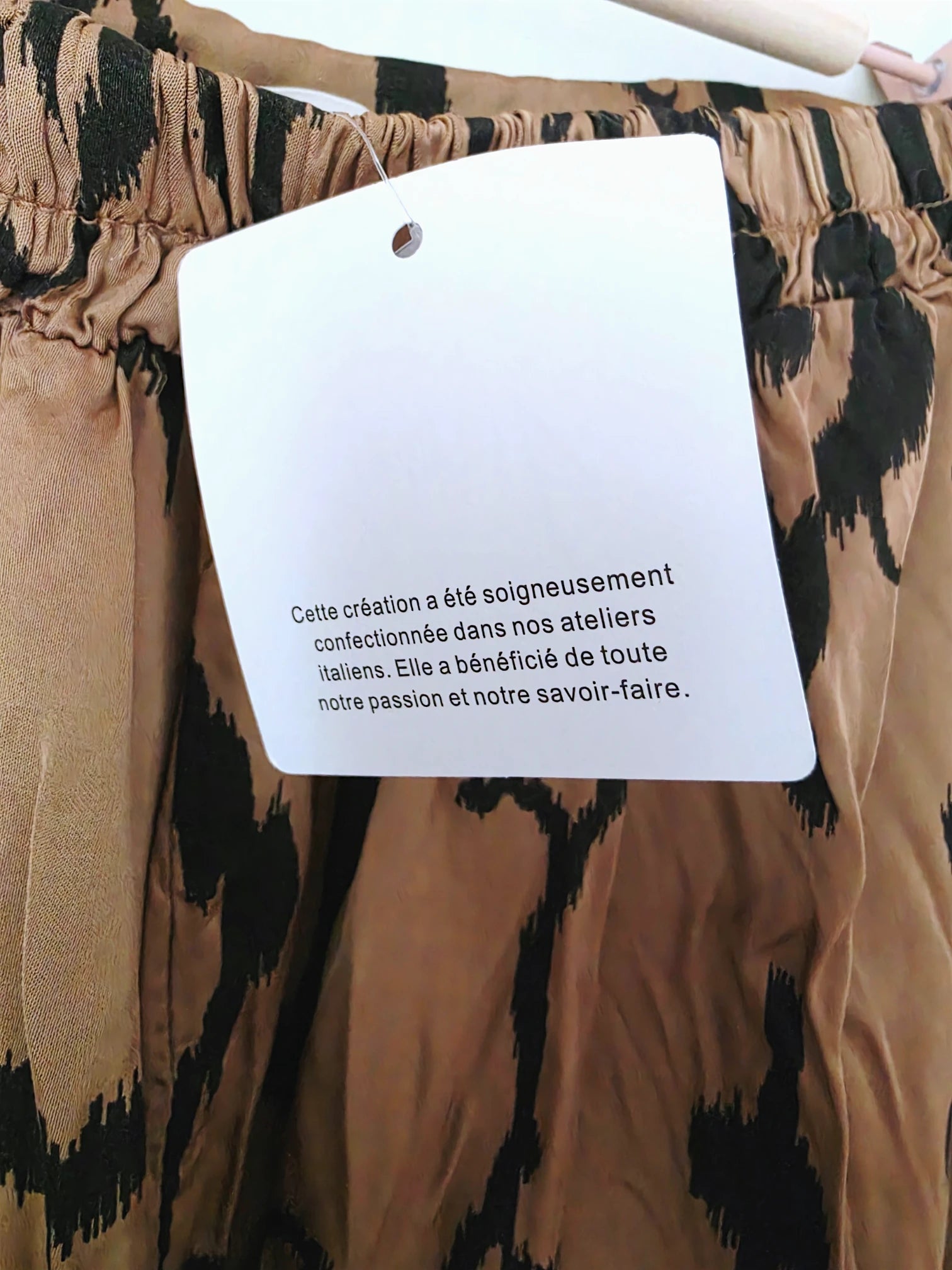 Jupe beige à imprimé noir