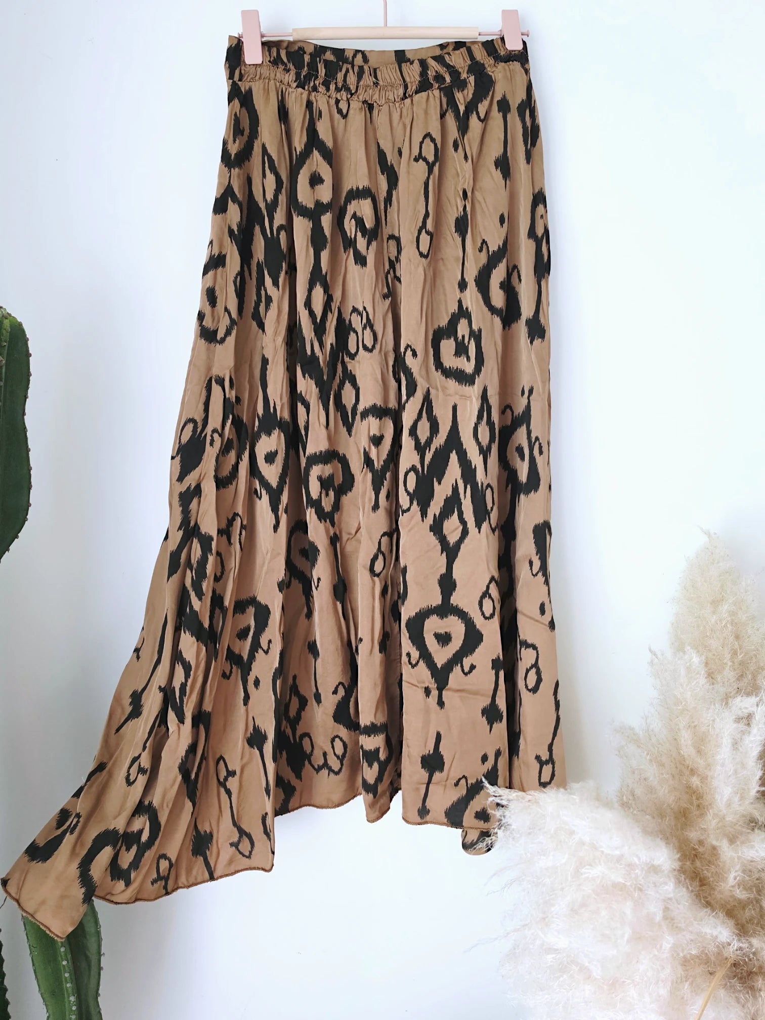 Jupe beige à imprimé noir