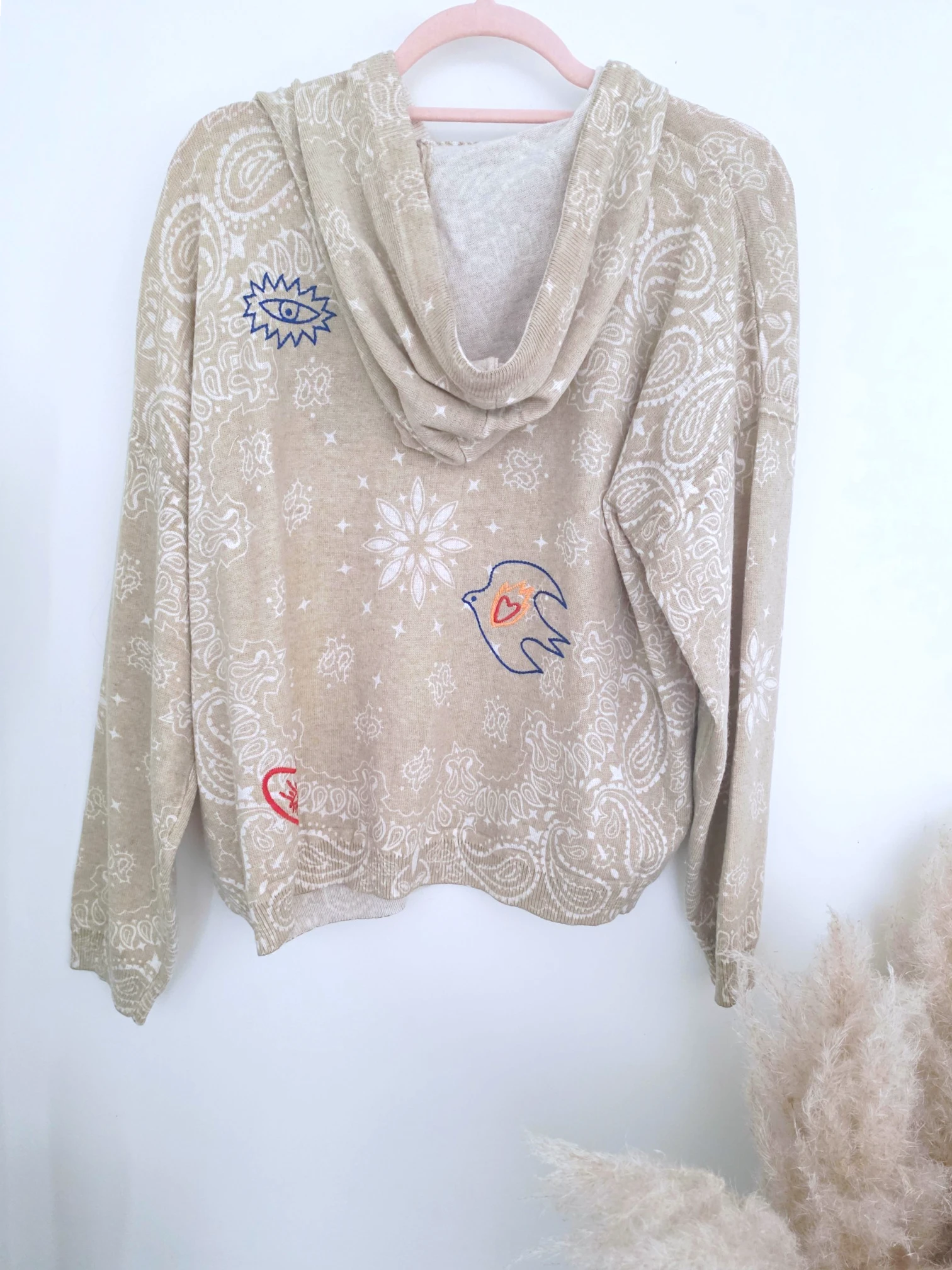 Pull beige imprimé bandana avec broderies