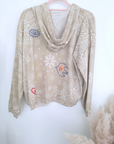 Pull beige imprimé bandana avec broderies