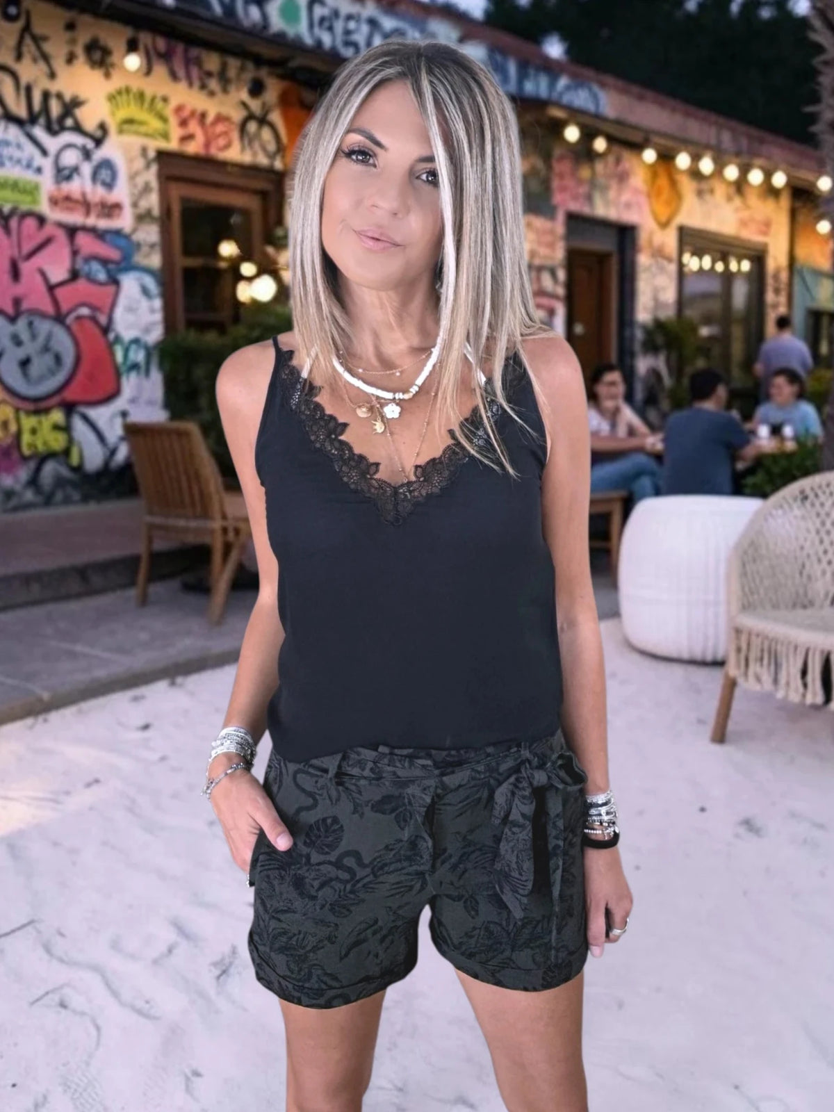 Débardeur noir à encolure dentelle - 𝐌𝐚𝐫𝐢𝐧𝐚𝟒𝟒𝐟𝐚𝐦𝐢𝐥𝐲