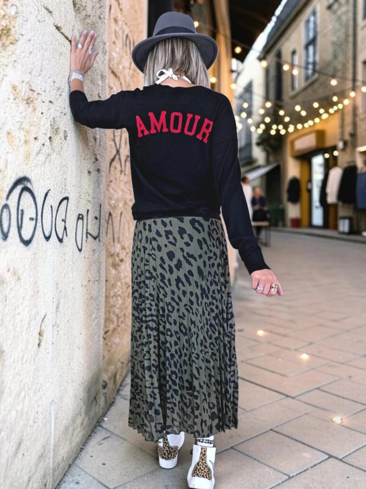 Pull noir inscription dos amour en rouge - 𝐌𝐚𝐫𝐢𝐧𝐚𝟒𝟒𝐟𝐚𝐦𝐢𝐥𝐲