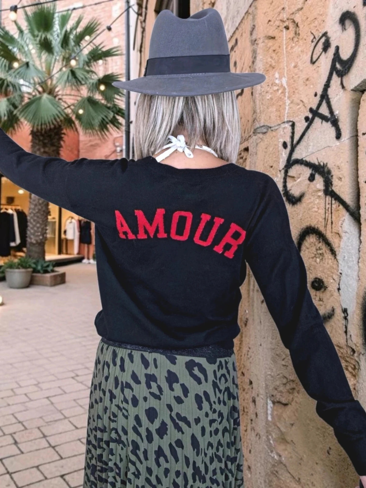 Pull noir inscription dos amour en rouge - 𝐌𝐚𝐫𝐢𝐧𝐚𝟒𝟒𝐟𝐚𝐦𝐢𝐥𝐲