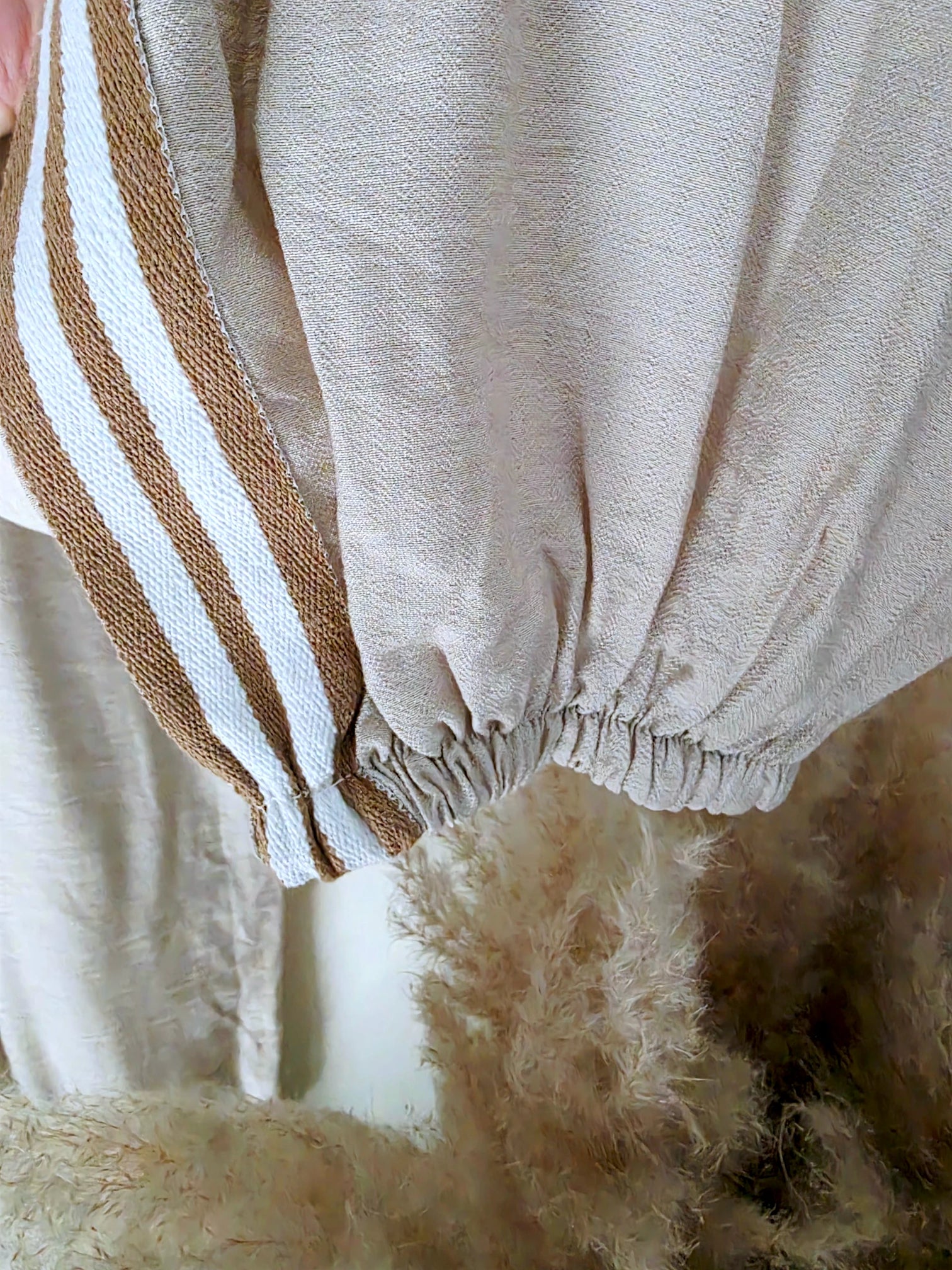 Ensemble beige haut + pantalon à bandes latérales
