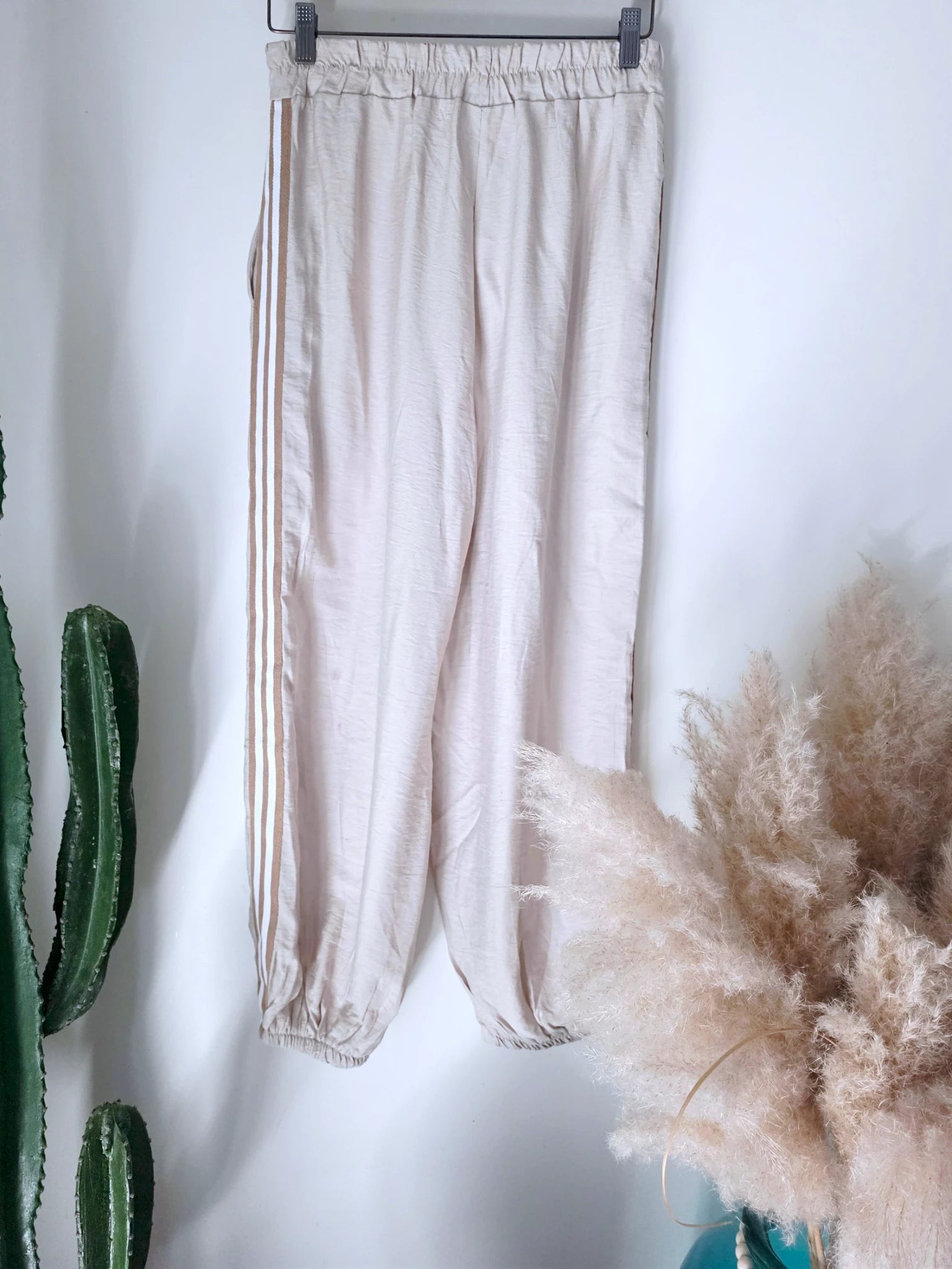 Ensemble beige haut + pantalon à bandes latérales