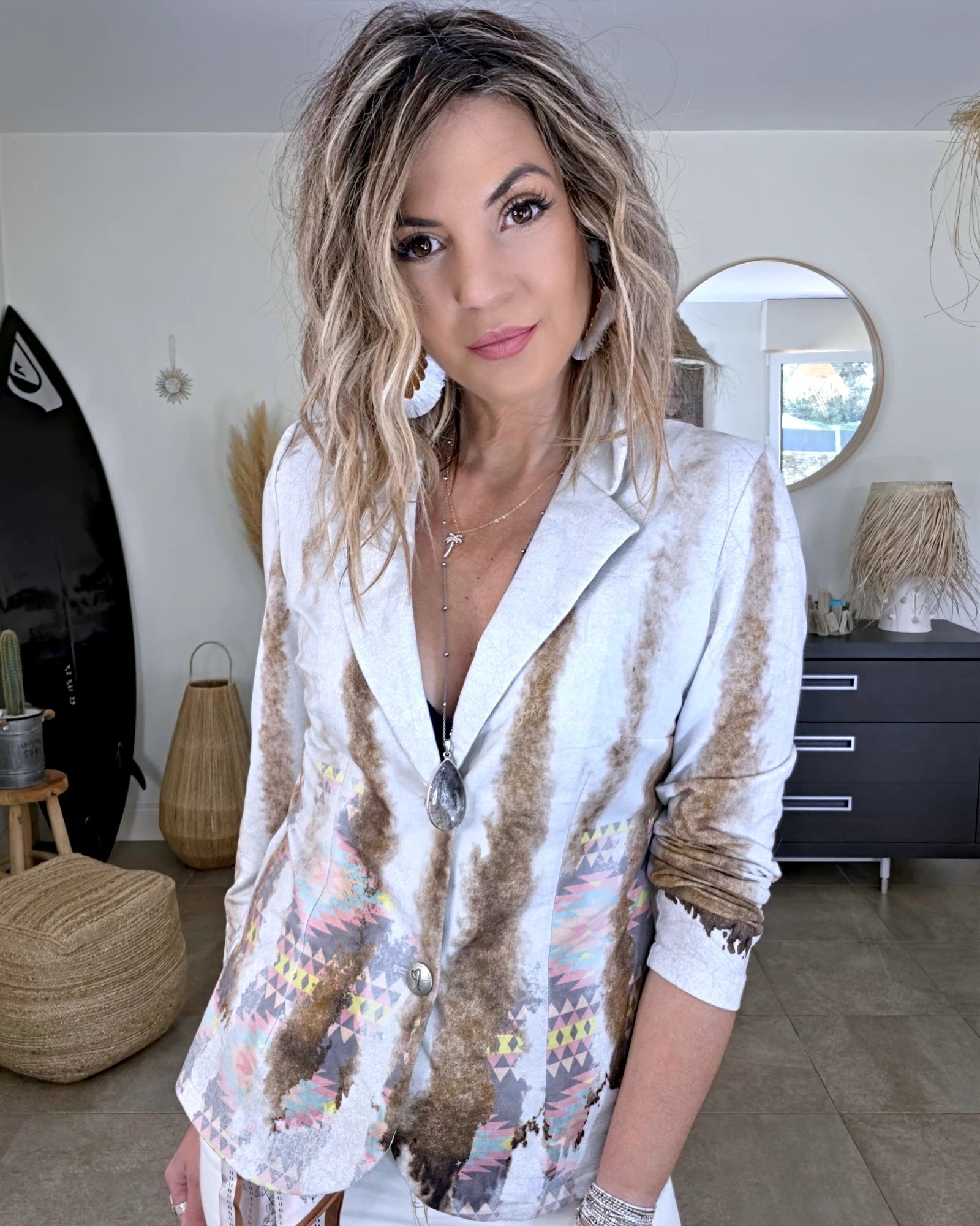 Veste cintrée tie and dye munie de strass au dos.