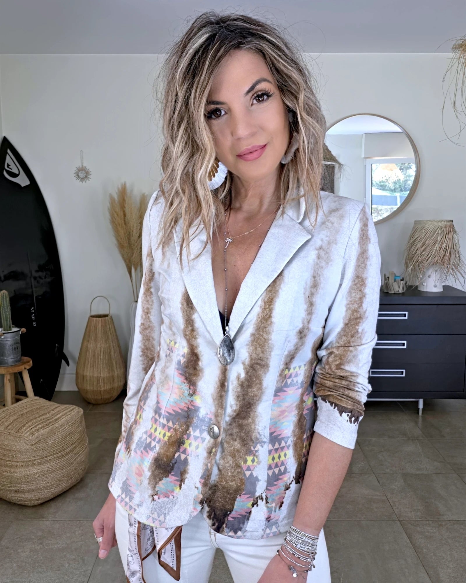 Veste cintrée tie and dye munie de strass au dos.